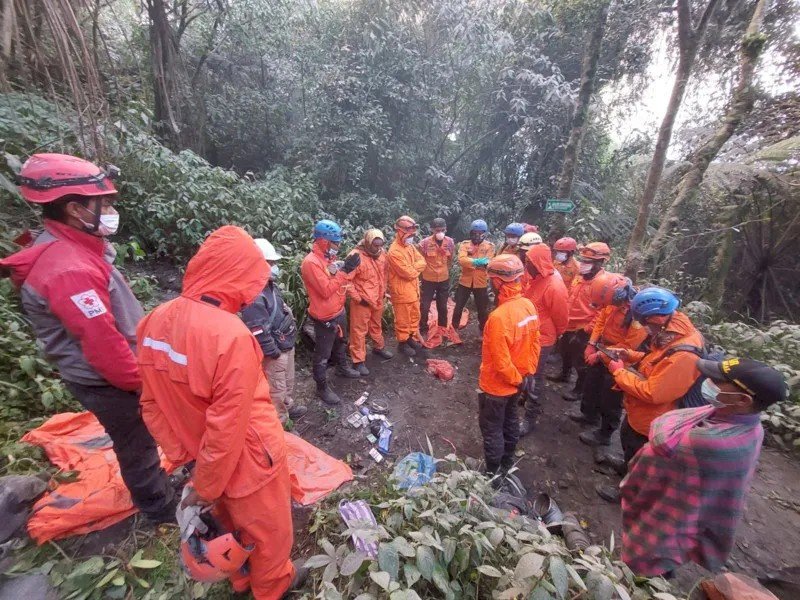 Persiapan tim SAR gabungan dalam pencarian korban yang terperangkap erupsi Gunung Marapi.(Foto dok. Basarnas)