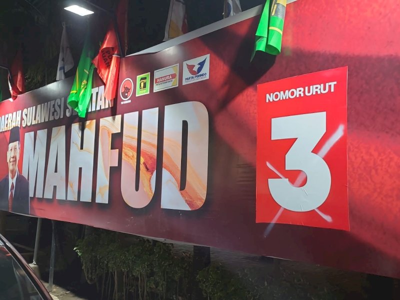 Baliho calon presiden dan calon wakil presiden (capres dan cawapres), Ganjar - Mahfud yang terpasang di rumah tim pemenangan daerah (TPD), di Jalan Jenderal Sudirman Makassar, menjadi sasaran vandalisme oleh orang tak dikenal. @Jejakfakta/Atri