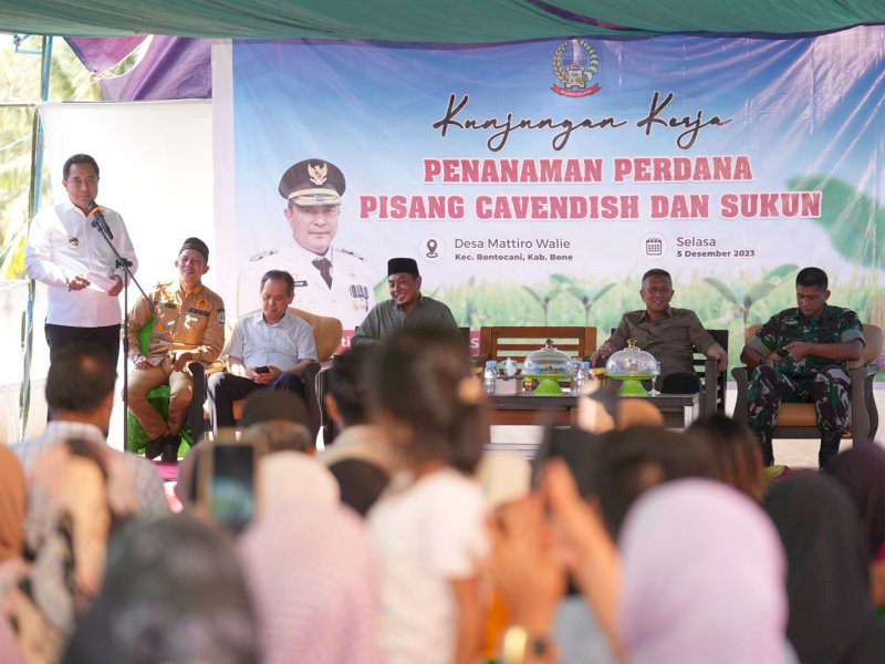 Penjabat (Pj) Gubernur Sulsel, Bahtiar Baharuddin, melakukan kunjungan kerja ke Desa Mattiro Walie, Kecamatan Bontocani, Kabupaten Bone, Selasa (5/12/2023). @Jejakfakta/dok. Humas Pemprov Sulsel