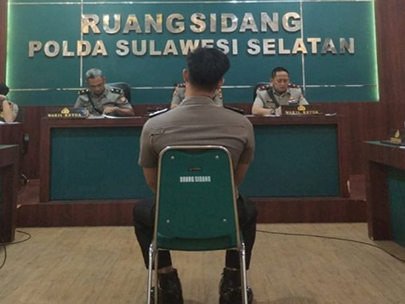 Briptu Sanjaya, anggota Polda Sulsel jalani sidang etik oleh Komisi Kode Etik Polri atas tindak pelecehan seksual yang dilakukan terhadap FM, tahanan perempuan Rutan Dittahti Polda Sulsel, Rabu (6/12/2023). @Jejakfakta/dok. Istimewa