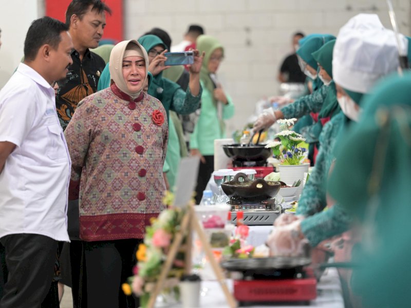 Ketua TP PKK Kota Makassar Indira Yusuf Ismail menghadiri Festival Pangan Lokal yang digelar oleh Dinas Ketahanan Pangan (Ketapang) berkolaborasi dengan TP PKK Makassar di Atrium Tokyo Mall Phinisi Point, Rabu (6/12/2023). @Jejakfakta/dok. Humas Pemkot Makassar