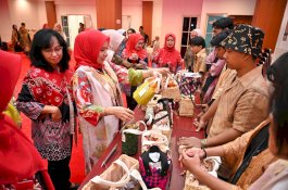 Tutup PKW Dekranasda, Sofha Marwah Bahtiar Gunakan Baju Berbahan Kain Ecoprint Karya Sendiri