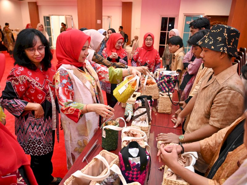 Pj Ketua Dekranasda Sulsel, Sofha Marwah Bahtiar, melihat produk anyaman  di Aula Tudang Sipulung, Rumah Jabatan Gubernur, Rabu (6/12/2023). @jejakfakta/do. Humas Pemprov Sulsel