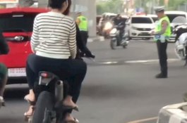 Kecolongan, Pemotor Berboncengan Tidak Pakai Helm Melintas di Depan Polisi