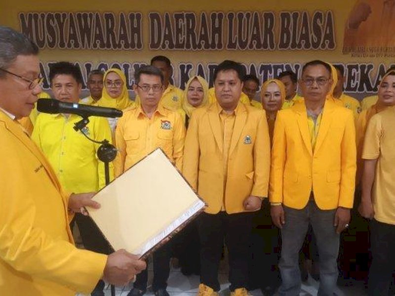 Ketua DPD I Golkar Sulsel Taufan Pawe saat melantik Ketua dan Pengurus Golkar Enrekang. @Jejakfakta/dok. Istimewa