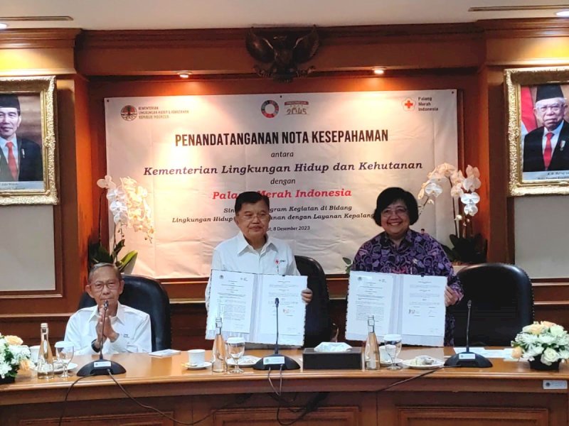 Layanan Kepalangmerahan. Sinergitas tersebut ditandai dalam nota kesepahaman yang ditandatangani antara Ketua PMI, Jusuf Kalla (JK) dan Menteri KLHK Republik Indonesia, Siti Nurbaya di Kantor KLHK, Jakarta, Jumat (8/12/2023). @Jejakfakta/Rudi Gunawan