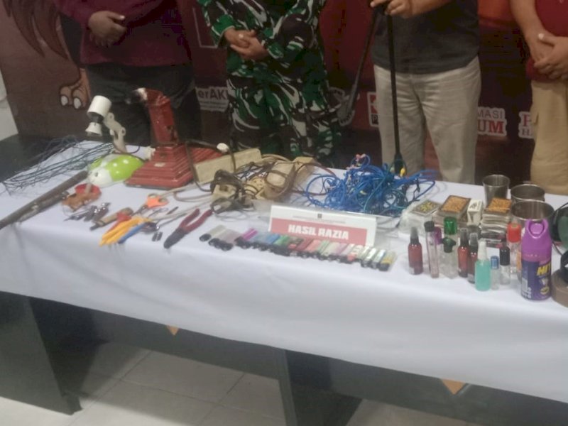 Ratusan barang terlarang di dalam ruangan tahanan Rutan Kelas 1 Makassar diamankan tim Kanwil Kemenkumham saat razia mendadak, Kamis malam (7/12/2023) @Jejakfakta/Samsir