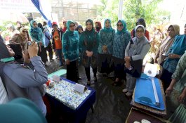 Pj Ketua TP PKK Sulsel Kunjungi Posyandu dan Tanam Cabai di Kelurahan Macanang Bone