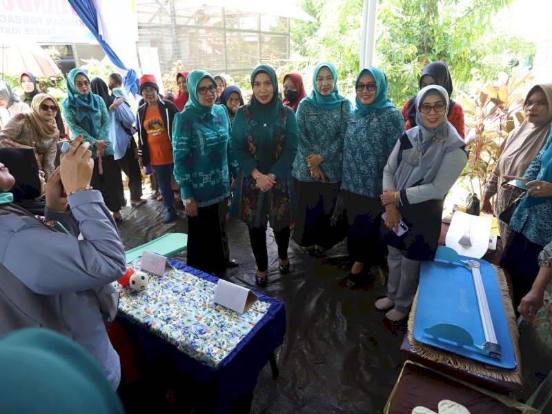 Pj Ketua Tim Penggerak PKK Provinsi Sulsel, Sofha Marwah Bahtiar, melakukan kunjungan kerja ke Kabupaten Bone, Jumat, 8 Desember 2023. Kali ini, Sofha Marwah mengunjungi Posyandu Sipakainge I. @Jejakfakta/dok. Humas Pemprov Sulsel