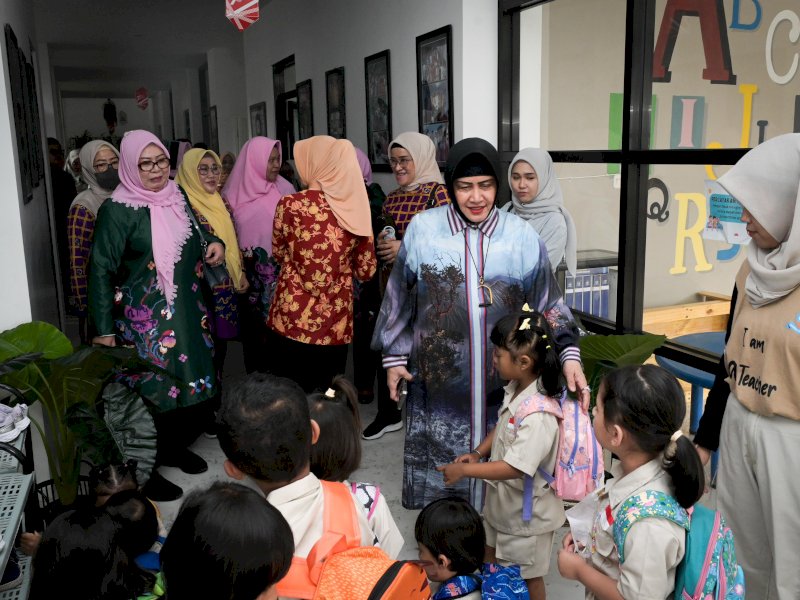 Bunda PAUD Kota Makassar Indira Yusuf Ismail melakukan studi tiru ke sekolah PAUD Cahaya Permata Abadi di Kota Batu, Jumat (8/12/2023). @Jejakfakta/dok. Humas Pemkot Makassar