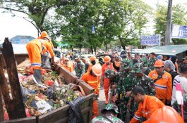 Pangdam XIV/Hasanuddin Pimpin 1.321 Orang Bersih-bersih Pasar Terong, Evakuasi 20 Ton Sampah