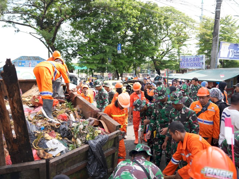 1.321 peserta melakukan bersih-bersih Pasar Terong Kota Makassar, Jumat, (8/12/2023). @Jejakfakta/dok. Humas Pemkot Makassar