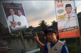 Hasil Urunan Dana, Relawan di Sulbar Mulai Sebar Baliho AMIN