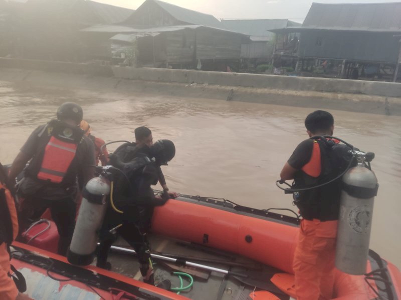 Tim Sar Gabungan mencari dengan menggunakan perahu karet menyisir saluran air mencari korban di di saluran air Katompang, Kecamatan Duampanua, Kabupaten Pinrang, Jumat (8/12/2023). @Jejakfakta/dok. Basarnas Makassar