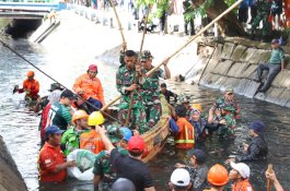 Cegah Makassar dari Banjir, OPD dan TNI/Polri dan Turun ke Kanal Bersihkan Sampah