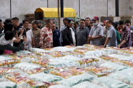 Jelang Nataru, Pemrov Sulsel dan Pemkot Makassar Tinjau Stok Gula dan Minyak di Gudang
