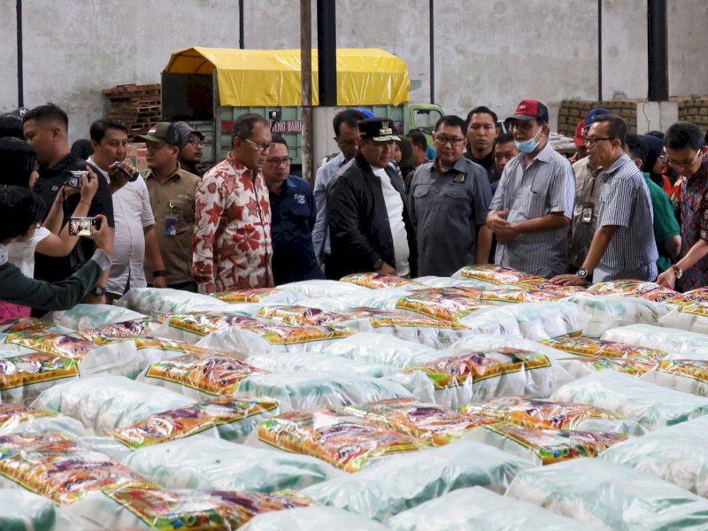 Pj Gubernur Bahtiar Baharuddin dan Wali Kota Makassar Moh Ramdhan Pomanto turun bersama Tim Pengendali Inflasi Daerah (TPID) Sulsel dan Satgas Pangan Sulsel mengecek stok atau ketersediaan gula dan minyak goreng di pergudangan, Sabtu (9/12/2023). @Jejakfakta/dok Humas Pemkot Makassar