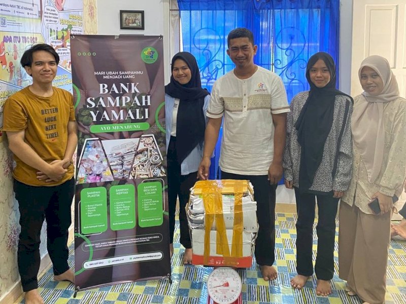 Yayasan Masyarakat Peduli Tuberkulosis (Yamali TB) bersama TB Rangers yang menghadirkan Bank Sampah di Jalan Jati, Kota Makassar. @Jejakfakta/dok. Yamali TB