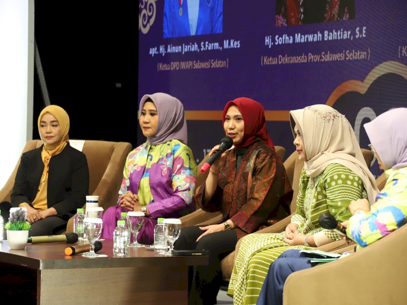 Talkshow Dalam Rangka Hari Ibu dan Hari Disabilitas Internasional, yang turut dihadiri anak-anak down syndrome bersama orangtua mereka yang tergabung dalam organisasi KOADS, yang dilaksanakan Ikatan Wanita Pengusaha Indonesia (IWAPI) Sulsel, di Hotel Claro Makassar, Sabtu (9/12/2023). @Jejakfakta/dok. Humas Pemprov Sulsel