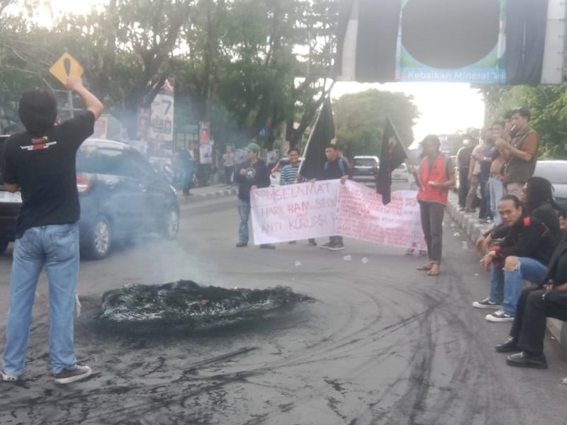 Puluhan mahasiswa Makassar dari Koalisi Perjuangan Pemuda Mahasiswa (KPPM) memperingati hari Hak Asasi Manusia (HAM) 10 Desember, di depan kampus Univeritas Negeri Islam (UIN) Alauddin di Jalan Alauddin Makassar, Senin (11/12/2023). @Jejakfakta/Samsir