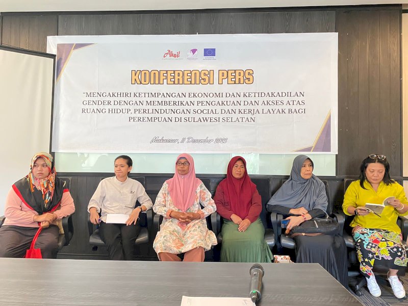 Solidaritas Perempuan (SP) Anging Mammiri bersama Aksi For Gender memberikan keterangan Pers usai dialog mult pihak di Hotel Vasaka Makassar, Senin (11/12/2023). @Jejakfakta/Atri