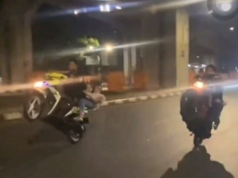 Aksi freestyle motor remaja di Jalan AP Pettarani, Kota Makassar, Sulawesi Selatan beberapa waktu lalu. @Jejakfakta/dok. Istimewa