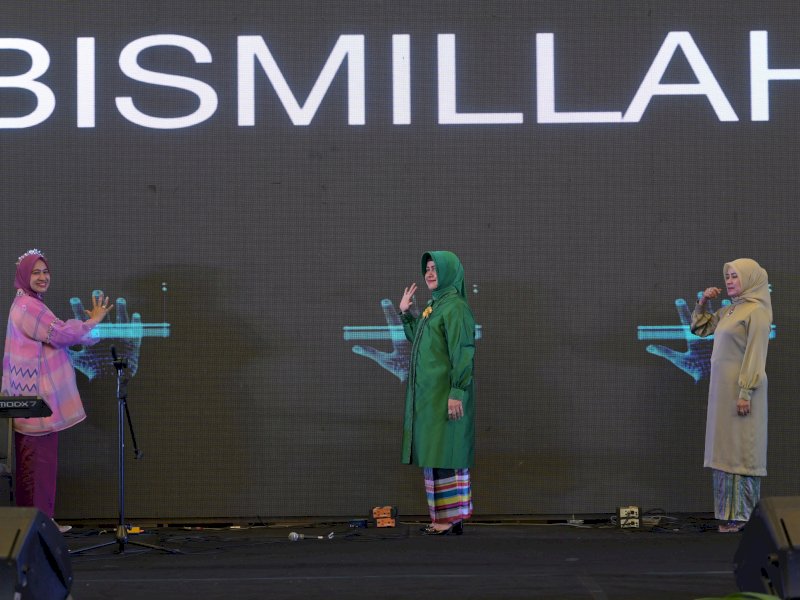 Ketua TP PKK Kota Makassar, Indira Yusuf Ismail hadiri puncak peringatan Hari Ibu ke-95 tahun yang digelar oleh Pemerintah Kota Makassar berkolaborasi dengan TP PKK Kota Makassar di Hotel Claro, Selasa (12/12/2023). @Jejakfakta/dok. Humas Pemkot Makassar