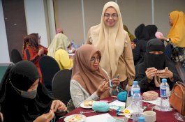 DWP Kota Makassar Berdayakan Perempuan Melalui Pelatihan Merajut