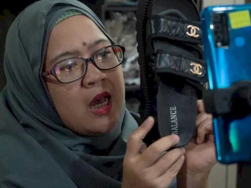 Pengguna sedang live berjualan melalui aplikasi Medsos TikTok Shop (sebelum gabung Tokopedia). (Foto: Getty Images).