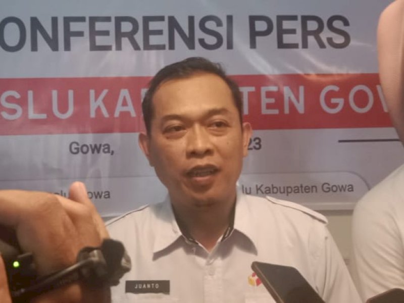 Koordinator Divisi Pencegahan, Partisipasi Masyarakat dan Humas Bawaslu Gowa, Juanto Avol memberikan keterangan kepada wartawan, Rabu (13/12/2023). @Jejakfakta/dok. Bawaslu Gowa