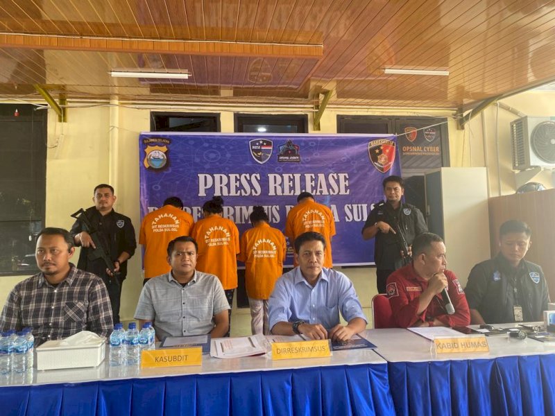 Kepolisian Daerah (Polda) Sulawesi Selatan kembali menangkap empat pelaku sindikat penipuan berbasis online. @Jejakfakta/Samsir