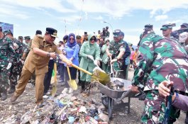 Pj Gubernur Sulsel Ikut Gerakan Perangi Sampah Plastik Bersama KASAD TNI