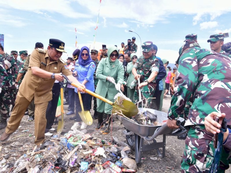  Penjabat (Pj) Gubernur Sulsel, Bahtiar Baharuddin, mengikuti gerakan bersih-bersih sampah plastik bersama Kepala Staf TNI Angkatan Darat (KASAD) Jenderal TNI Maruli Simanjuntak, di Kabupaten Bantaeng, Kamis (14/12/2023). @Jejakfakta/dok. Humas Pemprov Sulsel
