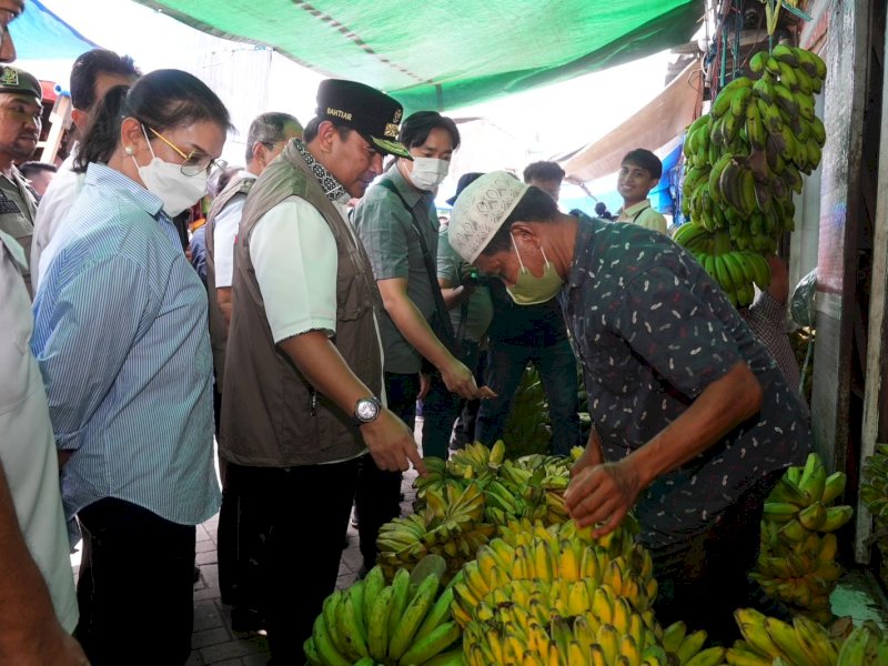 Pj Gubernur Bahtiar bersama Tim Pengendalian Inflasi Daerah (TPID) Provinsi Sulsel, melakukan peninjauan stok dan kebutuhan bahan pokok jelang Natal dan Tahun Baru (Nataru), di Pasar Pannampu, Rabu (13/12/2023). @Jejakfakta/dok. Humas Pemprov Sulsel