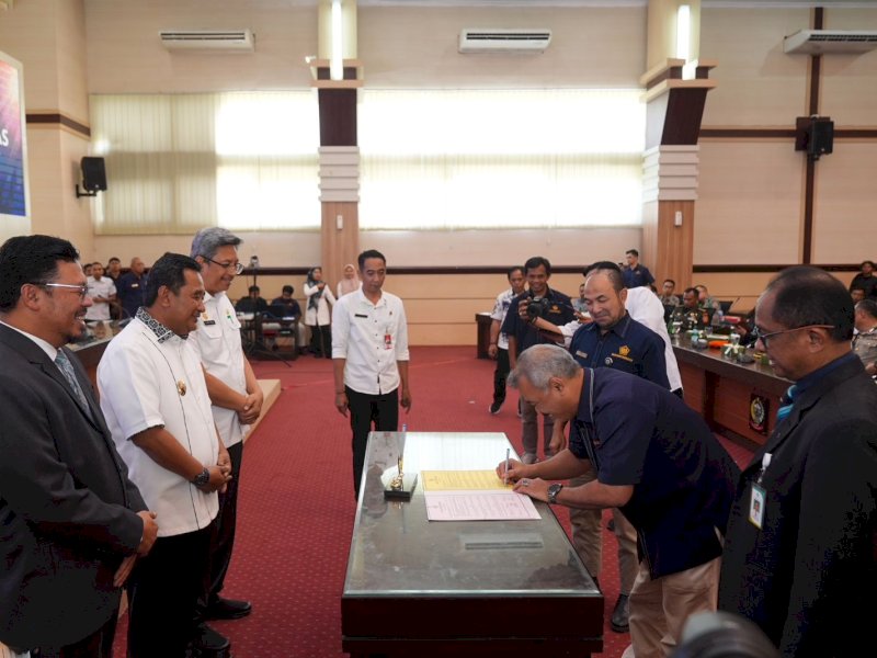  Penjabat (Pj) Gubernur Sulawesi Selatan (Sulsel), Bahtiar Baharuddin, menyerahkan Daftar Isian Pelaksanaan Anggaran (DIPA) dan Daftar Alokasi Transfer ke Daerah (TKD) Tahun Anggaran 2024 kepada para KPA Satuan Kerja K/L dan Organisasi Perangkat Daerah lingkup Provinsi Sulawesi Selatan, di Ruang Rapat Pimpinan (Rapim) Kantor Gubernur, Rabu (13/12/2023). @Jejakfakta/dok. Humas Pemprov Sulsel