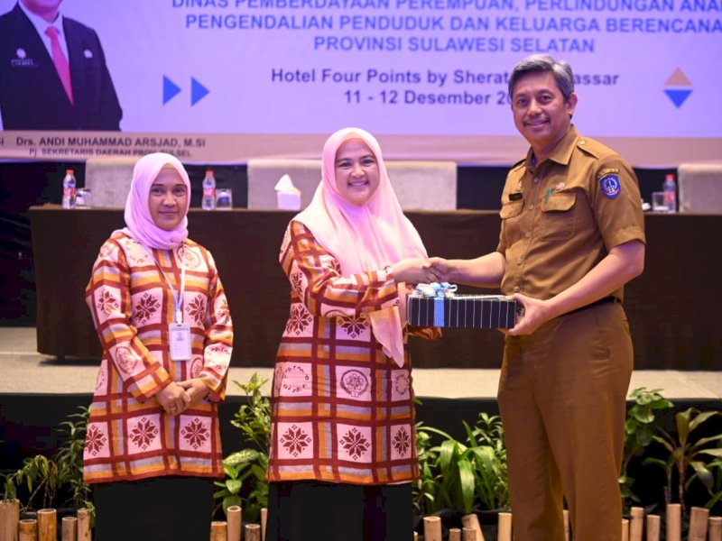 Pj Sekda Sulsel Andi Muhammad Arsjad menghadiri Workshop Peningkatan Kapasitas Anggota Organisasi Perempuan dalam Bidang Sosial yang dirangkaikan dengan Rapat Kerja Daerah (Rakerda) DWP Provinsi Sulawesi Selatan Tahun 2023 berlangsung di Hotel Four Points By Sheraton Makassar, Selasa (12/12/2023). @Jejakfakta/ Humas Pemprov Sulsel