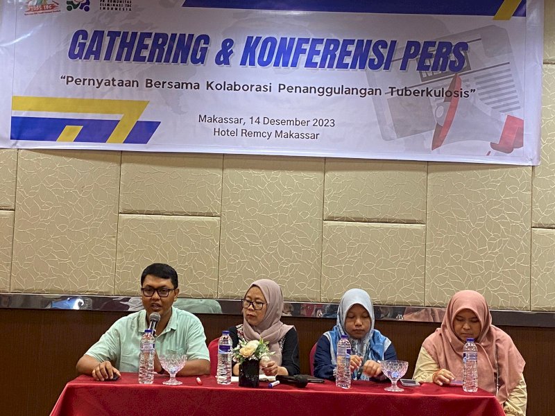 Ketua Yamali TB Sulsel, Kasri Riswadi bersama Penanggung Jawab (PJ) TB Dinas Kesehatan (Dinkes) Sulsel, Andi Julia Junus saat konferensi pers, Kamis (15/12/2023). @Jejakfakta/Atri