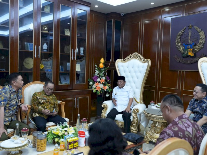 Penjabat Gubernur Sulsel, Bahtiar Baharuddin, terus mendorong percepatan Kawasan Ekonomi Khusus (KEK) Pariwisata Bira - Taka bonerate,  saat menerima audiensi Indonesia Tourism Development Corporation (ITDC) Creating Destination dan Balai Taman Nasional Takabonerate serta Badan Promosi Pariwisata Daerah BPPD Sulsel, di Kantor Gubernur Sulsel, Jumat (15/12/2023). @Jejakfakta/dok. Pemprov Sulsel