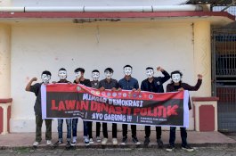 Jadikan Topeng "V" Sebagai Simbol, Mahasiswa Makassar Serukan Perlawanan Terhadap Politik Dinasti Dari Kampus Hingga ke Pengendara Jalan