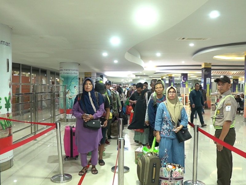 Aktivitas penumpang di Pelabuhan Makassar beberapa waktu lalu. @Jejakfakta/dok. Pelindo 4 Makassar