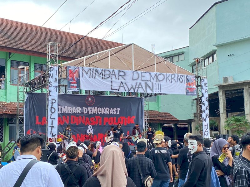 Mimbar Demokrasi dengan tema Lawan Dinasti Politik dan Pelanggaran HAM, aliansi yang tergabung dari 15 kampus di Sulsel ini berlangsung di Lapangan Kampus Stiem Amkop Makassar, Minggu (17/12/2023). @Jejakfakta/Atri