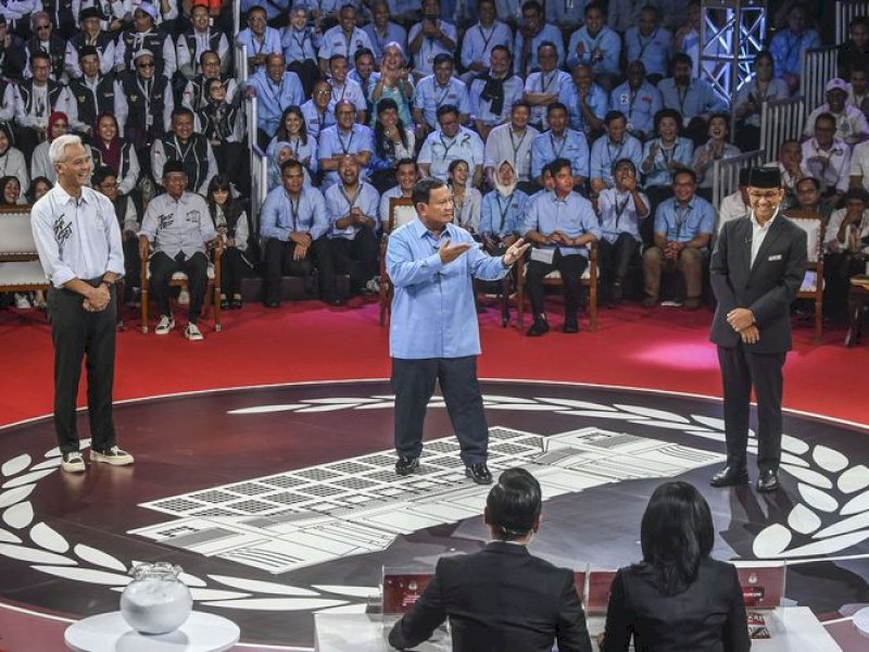 Capres nomor urut satu Anies Baswedan (kanan), Capres nomor urut dua Prabowo Subianto (tengah), Capres nomor urut tiga Ganjar Pranowo (kiri) beradu gagasan dalam debat perdana Capres dan Cawapres 2024 di Gedung KPU, Jakarta, Selasa (12/12/2023). Debat perdana tersebut mengangkat topik yang diangkat adalah masalah pemerintahan, hukum, hak asasi manusia, pemberantasan korupsi, penguatan demokrasi, serta peningkatan layanan publik dan kerukunan warga.(ANTARA FOTO/GALIH PRADIPTA)