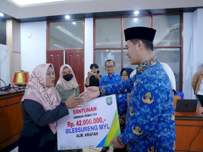 Bupati Pangkep, Muhammad Yusran Lalogau (MYL) menyerahkan santuan jaminan kematian dan beasiswa program BPJS Ketenagakerjaan, Senin (18/12/2023). @Jejakfakta/dok. Humas Pemkab Pangkep