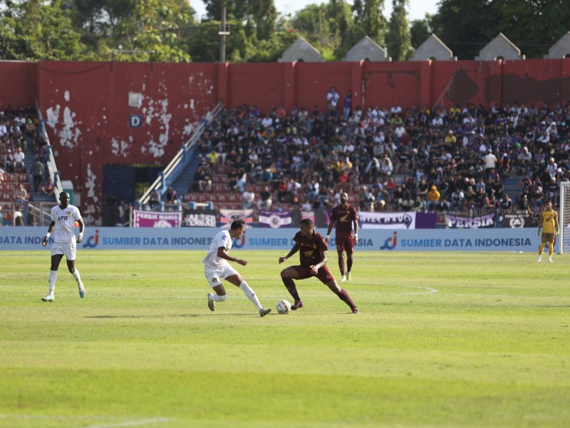 Laga kontroversi Persik Kediri Vs PSM Makassar dalam lanjutan Liga 1 2023/2024 sempat dihentikan di medit ke-88, setelah bek PSM Makassar Yuran Fernandes mencetak gol dan disahkan wasit. Laga berakhir imbang dengan skor 1-1. @Jejakfakta/dok. PSM Makassar