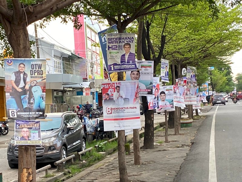 Sejumlah sampah visual caleg menghiasi ruang publik dan pepohonan di Jalan Pengayoman Makassar. Sampah visual Caleg  ini merusak keindahan dan lingkungan perkotaaan. @Jejakfakta/Atri