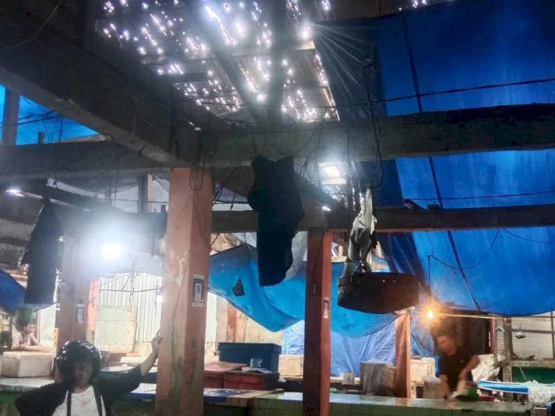 Kondisi pasar Toddopuli, Kecamatan Panakkukang, Kota Makassar dikeluhkan pedagang dan pengunjung. Atap rusak, bocor dan kerap banjir. @Jejakfakta/Samsir