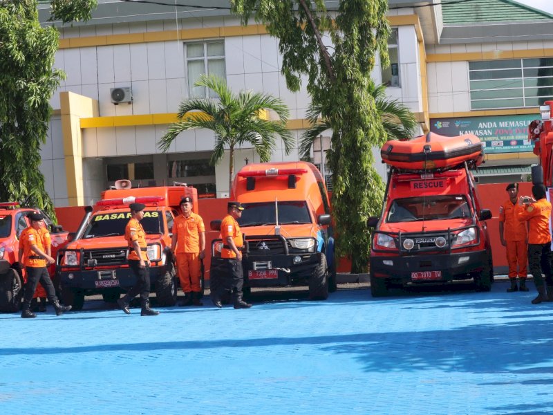 Sejumlah personil dan kendaraan milik Basarnas Makassar siap untuk mengantisipasi lonjakan arus mudik Natal 2023 dan Tahun Baru 2024 (Nataru) di beberapa titik di kota Makassar dan sekitarnya. @Jejakfakta/dok. Basarnas Makassar