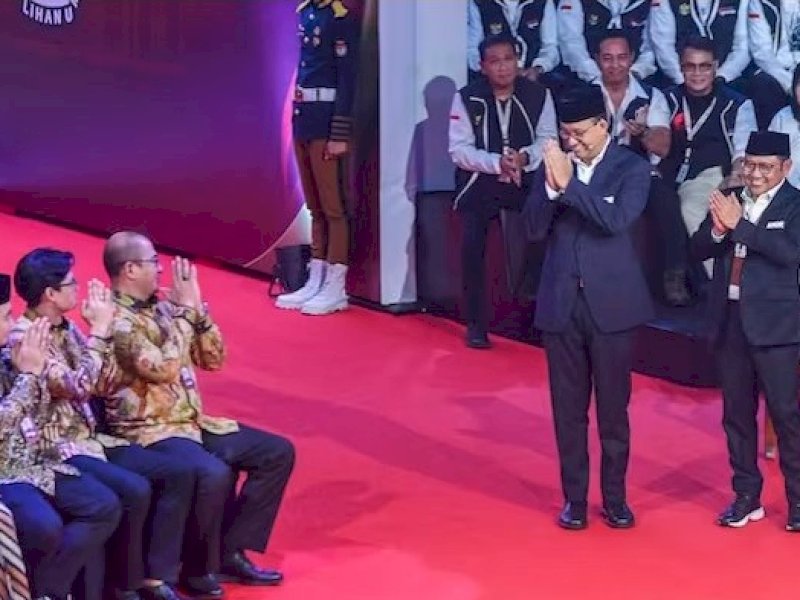 Pasangan Capres dan Cawapres nomor urut 1 Anies Baswedan dan Muhaimin Iskandar menyapa jajaran komisioner KPU sebelum debat perdana Capres dan Cawapres 2024 di Gedung KPU, Jakarta, Selasa (12/12/2023). ANTARA FOTO/Galih Pradipta/app/nz.