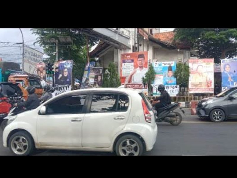 Sejumlah alat peraga kampanye (APK) Pemilu 2024 di pasang di area terlarang di perbatasan Jalan Sultan Hasanuddin, Kecamatan Somba Opu, Gowa - Jalan Alauddin, Kota Makassar. @Jejakfakta/Samsir