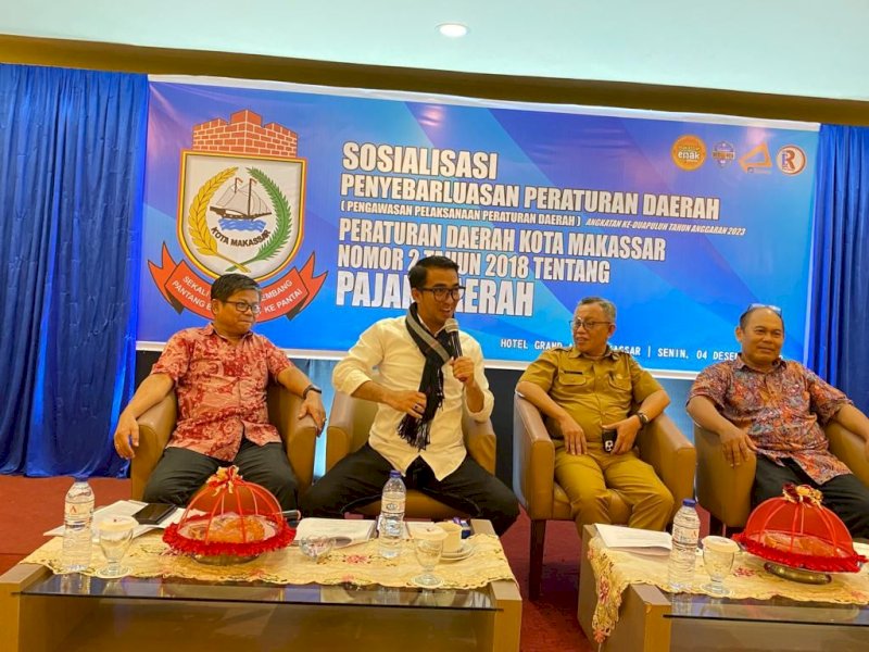 Anggota DPRD Makassar Mario David (baju putih) pembicara sosialisasi pengawasan dan evaluasi Perda Nomor 2 Tahun 2018 tentang pajak daerah, di Hotel Grand Asia, Jalan Boulevard, Kecamatan Panakkukang, Kota Makassar, Sulsel, Senin (4/12/2023).